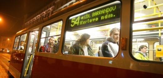 Noční tramvajím ulehčilo prodloužení provozu metra (ilustrační foto).