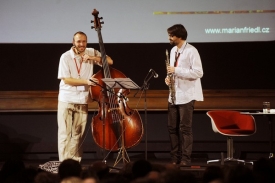 Jazzman Marian Friedl (vlevo) představil hudbu jako re-kreaci skutečnosti.