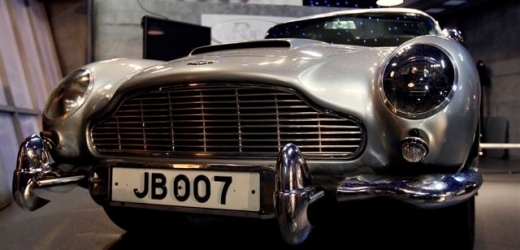 Bondův slavný Aston Martin DB5 nedávno také měnil majitele. 