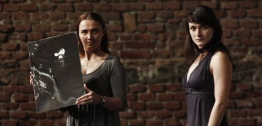 Apolena Veldová a Iris Kristeková jako tajemné ženy.