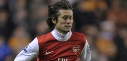 Tomáš Rosický pomohl Arsenalu k vítězství 4:2 na Aston Ville.