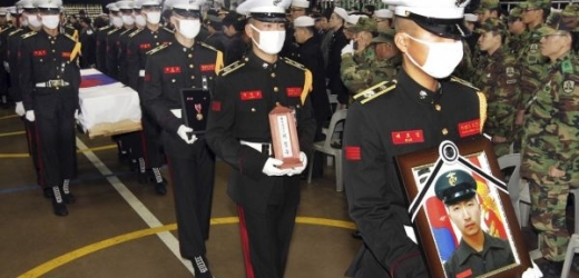 Pohřeb dvou jihokorejských vojáků, kteří zahynuli při severokorejském ostřelování.