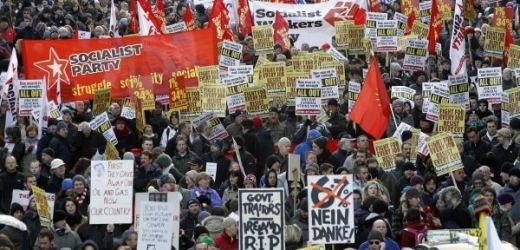 Desetitisíce Irů demonstrovaly proti vládním škrtům.