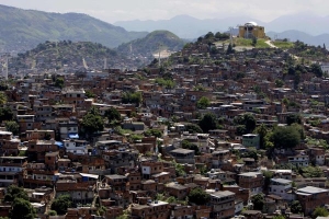 Favelu Alemao obývá na 85 000, podle některých odhadů ale až 400 000 lidí. 
