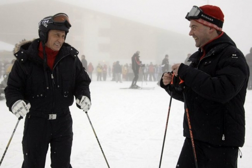 Kdo s koho? Medveděv a Putin lyžují v Soči.
