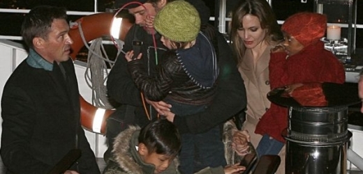 Angelina Jolie a Brad Pitt se svými dětmi.