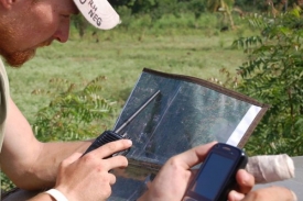 Klasická mapa může posloužit pro základní orientaci. Na přístroji se softwarem GINA ale humanitární pracovníci vidí svou pozici i pozici kolegů či třeba upozornění na překážky.