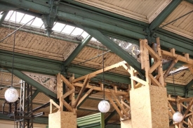 Zdevastovanou střechu historické dvorany Masarykova nádraží drží dřevěné podpěry.