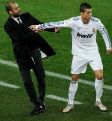 Cristiano Ronaldo (v bílém) neměl svůj den, stejně jako celý Real Madrid.