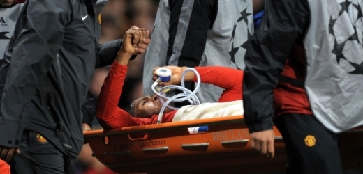 Antonio Valencia je odnášen na nosítkách po zlomenině kotníku.
