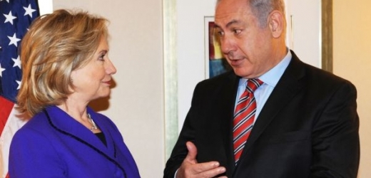Americká ministyně zahraničí v družném hovoru s izraelským premiérem.