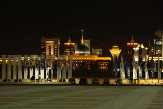 Noční Astana. Na pořádání summitu vydal Nazarbajev 30 milionů dolarů. 
