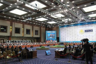 Obří jednací sál summitu OBSE v Astaně.