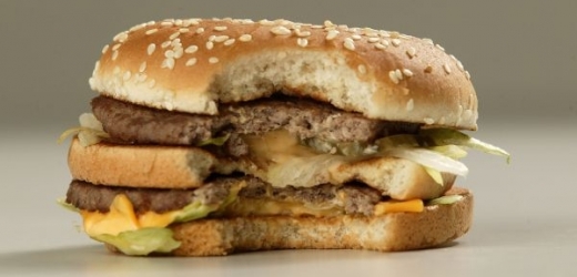 Maso a hamburgery prý jedí raději muži.