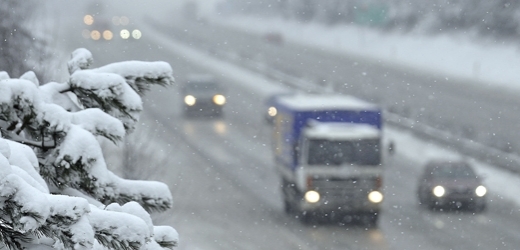 Sníh komplikuje dopravu na D1 (ilustrační foto).