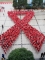 Číňané pojali boj proti AIDS ve velkém. Žáci ze základní školy Tongkuang vytvořili v úterý vlastními těly červenou stuhu v průběhu kampaně o prevenci AIDS ve městě Dexing ve východní Číně. (Foto: Profimedia)