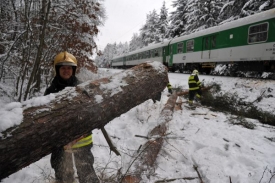 Sníh působil problémy i na železnici.