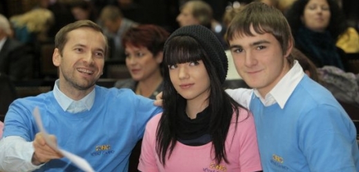 Ondřej Severa (vpravo) zachránil život kamarádovi. Vedle něj sedí spolužačka Magdalena Kubíčková, která jej do soutěže přihlásila, a herec Jan Révai, patron kategorie Záchrana lidského života.