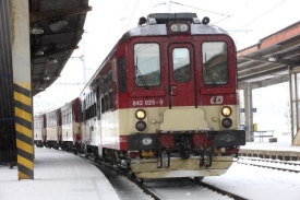 Sníh komplikuje i železniční dopravu (ilustrační foto).