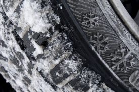 Bez zimních pneumatik by se nikdo neměl vydávat na cestu do hor.