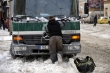 Kvůli sněhu opět kolabovala doprava v hlavním městě. Chodec pomáhá vyprostit dodávku na Strossmayerově náměstí. 