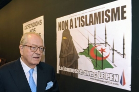 Ne islamismu! Le Pen za plakát prý nezodpovídá...