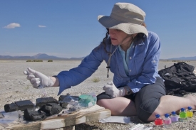 Felisa Wolfeová-Simonová odebírá vzorek sedimentů z jezera Mono.