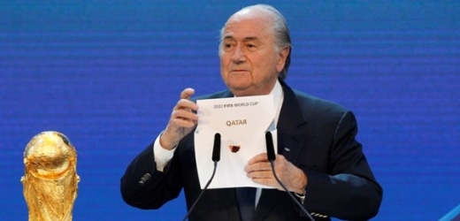 Šéf FIFA Sepp Blatter oznamuje vítězství Kataru.