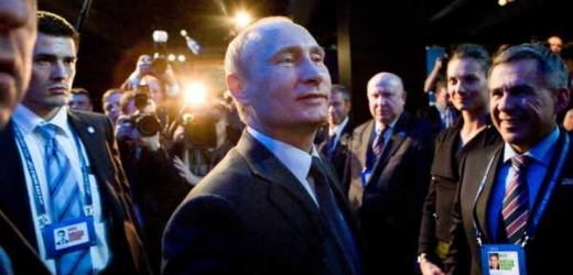 Ruský prezident Vladimir Putin se raduje z volby Ruska.