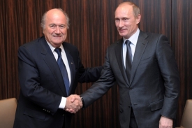 Sepp Blatter a Vladimir Putin pózují fotografům.