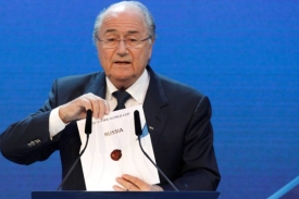 Sepp Blatter odtajňuje, kdo bude hostit mistrovství světa v roce 2018.