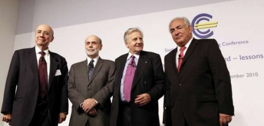 Ben Bernanke (druhý zleva) na nedávné konferenci ve Frankfurtu.
