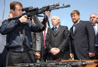 Čečenský vůdce Kadyrov (druhý zprava) je velkým přítelem Kremlu.
