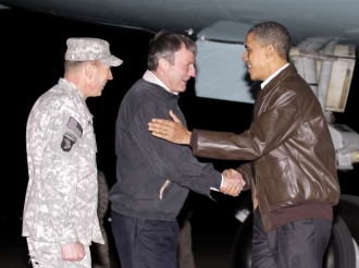 Obamu vítá v Afghánistánu generál Petraeus.