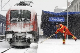 Hasiči pomáhali 3. prosince odstraňovat přívaly sněhu v železniční stanici v Břeclavi. 