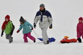 Sníh si nejvíc pochvalují děti a provozovatelé lyžařských areálů (ilustrační foto).