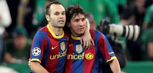Andres Iniesta (vlevo) a Lionel Messi.