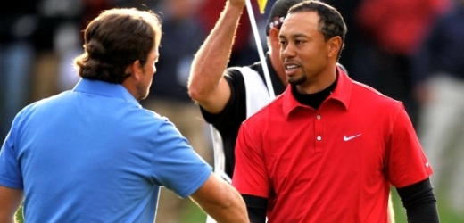 Tiger Woods (vpravo) přišel o výhru až v rozstřelu.