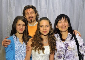 Zleva jsou sestra a otec Patrície Janečkové, vpravo je matka. 