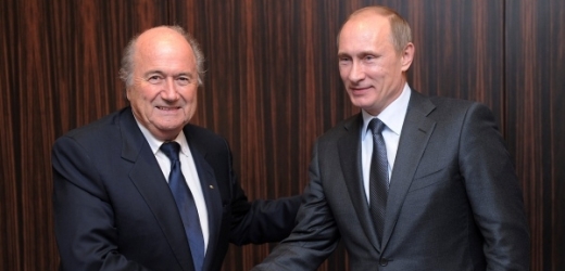 Vladimir Putin (vpravo) a prezident FIFA Joseph Blatter.
