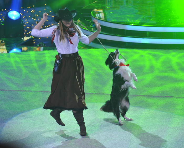 Alena Smolíková v kovbojském klobouku a její talentovaná fenka Keysi.