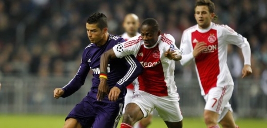 Fotbalisté Ajaxu Amsterodam (v červenobílém) v zápase s Realem Madrid.
