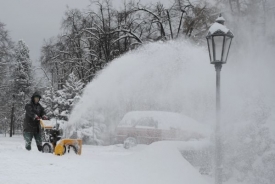 Frézy na odklízení sněhu jdou letos v Česku na dračku. 