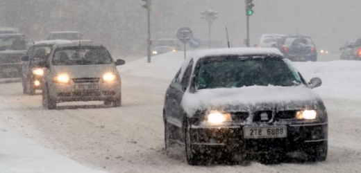 Na území republiky vytrvale sněží, řidiči musí být obezřetní (ilustrační foto).