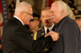 Václav Klaus předává Milanovi Knížákovi vyznamenání.