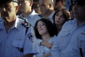 Izraelští policisté na pohřbu svých kolegů.