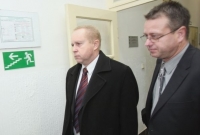 Obvodní soud pro Prahu 1 uložil v takzvané kauze Savoy bývalému pracovníkovi rozvědky Petru Bakešovi a bývalému policistovi Jiřímu Dvořákovi peněžité tresty.