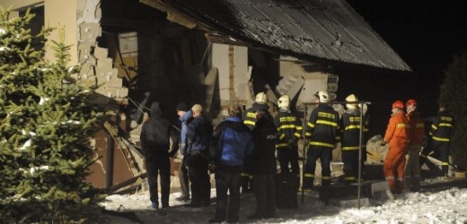 Pravděpodobně výbuch poničil odpoledne část rodinného domu v Petrovicích u Karviné. 