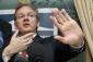 Britská policie jednala na pokyn Švédů, kteří vydali na Assangeho mezinárodní zatykač kvůli obvinění ze sexuálních deliktů. 


