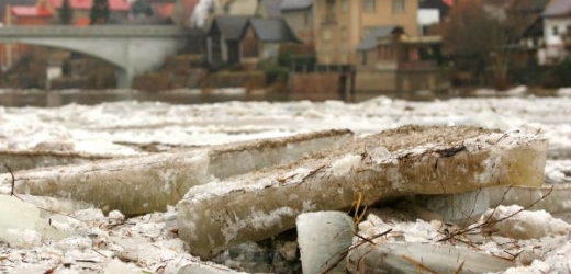 Obec Velké Hydčice čelí nebezpečí záplav, ledové kry dnes zatarasily koryto řeky Otavy a voda se rozlévá po okolí (ilustrační foto).